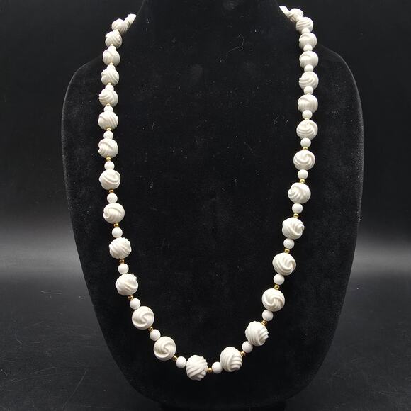 Avon 1983 The Bermuda Beaded Necklace White Carved Acrylic Plastic Vintage - Picture 1 of 5